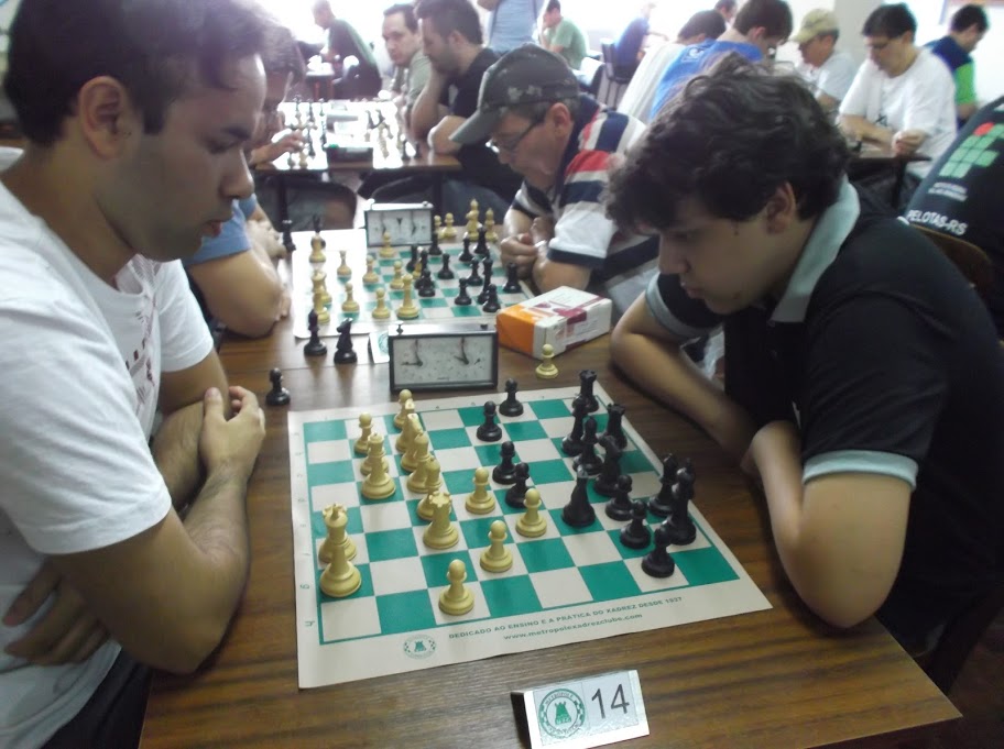 Jogando xadrez no Torneio Natalino Metropole Xadrez Clube